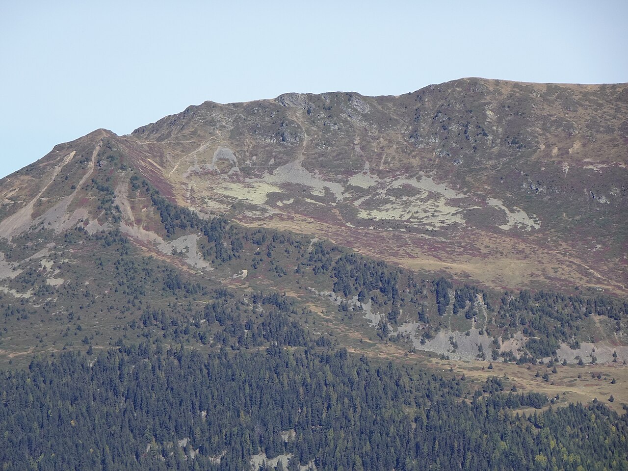 L’Aiguillette des Houches photographiée en octobre 2021 ; illustration du relief, sans montrer le tracé de randonnée.