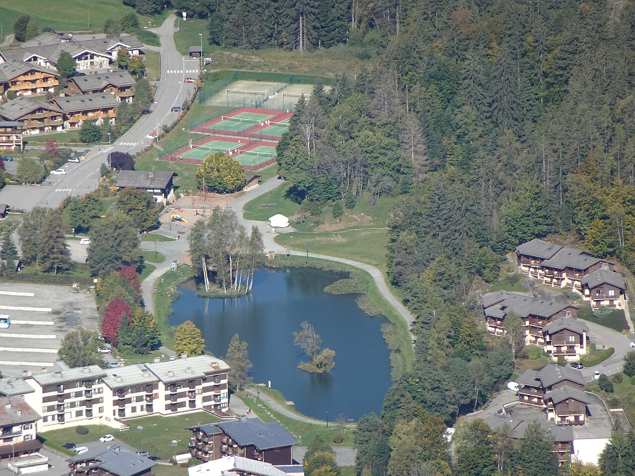 Le lac des Chavants vu d’en haut en octobre 2021.