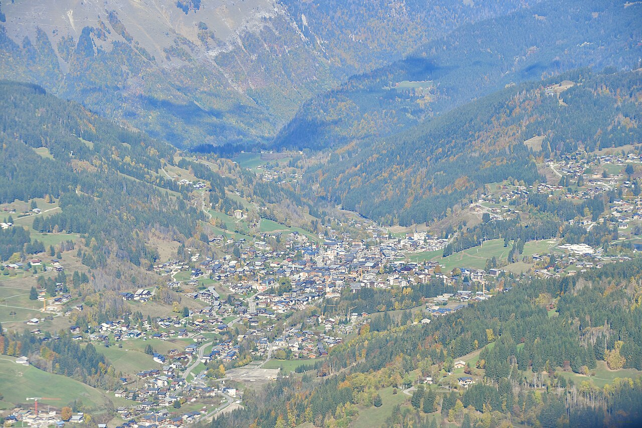 Les Gets et ses versants aux couleurs d’automne en octobre 2022.