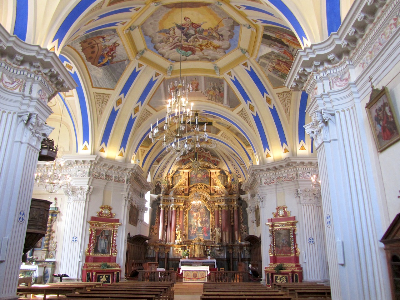 L’intérieur de l’église de Saint-Nicolas-de-Véroce ; vue du patrimoine sans marqueur saisonnier.