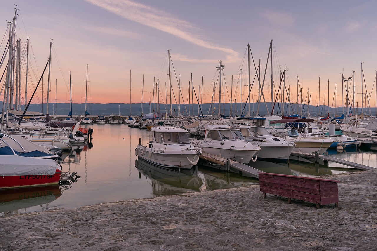 Le port de Rives à Thonon, photographié en août 2020 ; repère du lieu, sans végétation saisonnière visible.