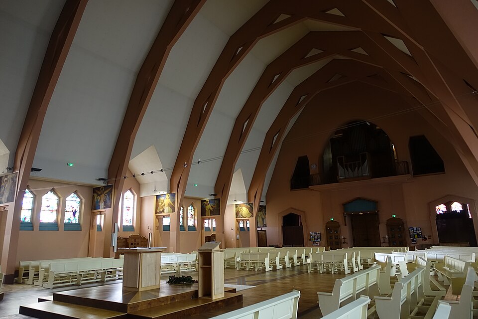 L’intérieur de la basilique Saint-Joseph-des-Fins à Annecy.
