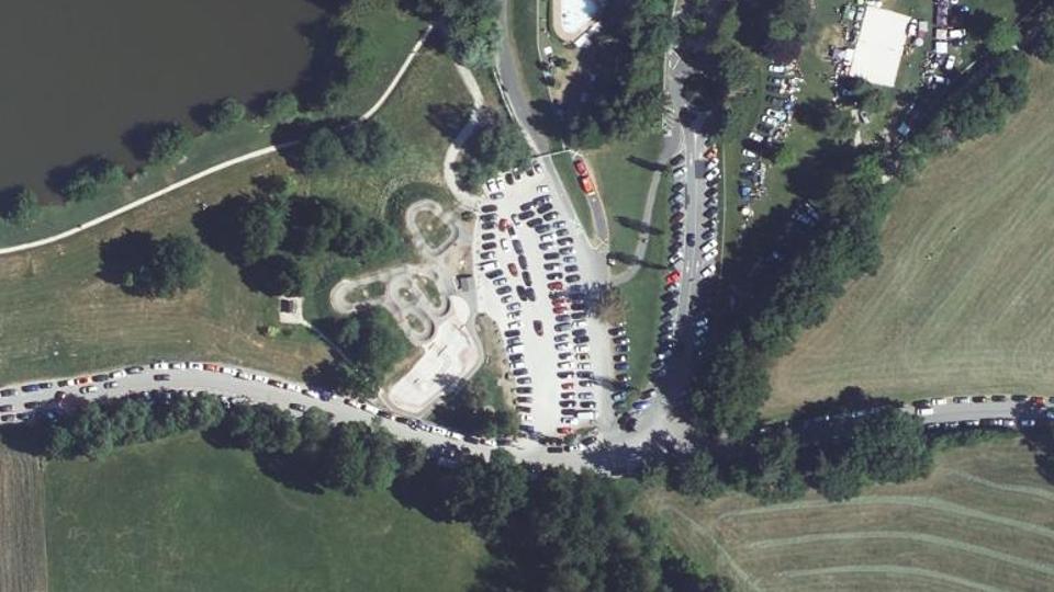 Vue aérienne du tracé du pumptrack des Dronières à Cruseilles et des équipements voisins.