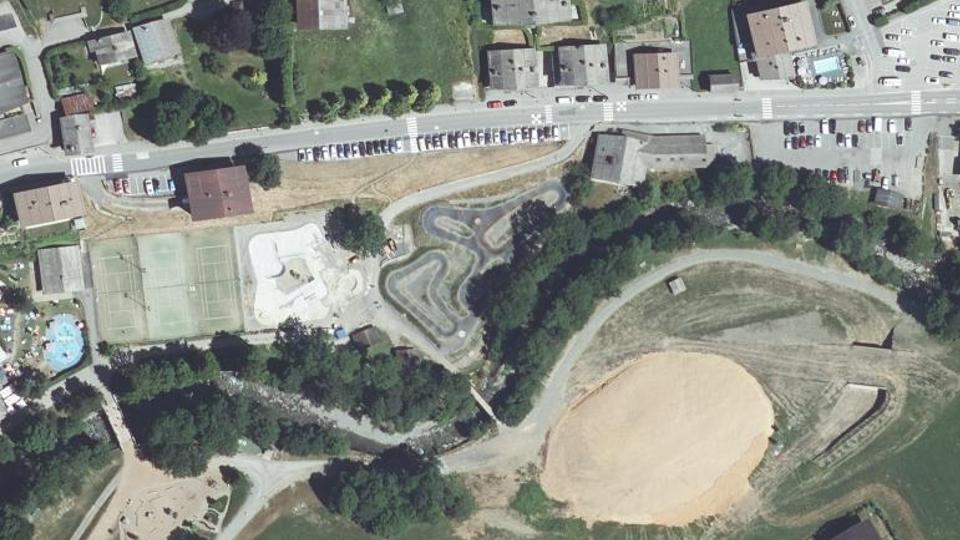 Vue aérienne du tracé du pumptrack du village du Grand-Bornand et des équipements voisins.