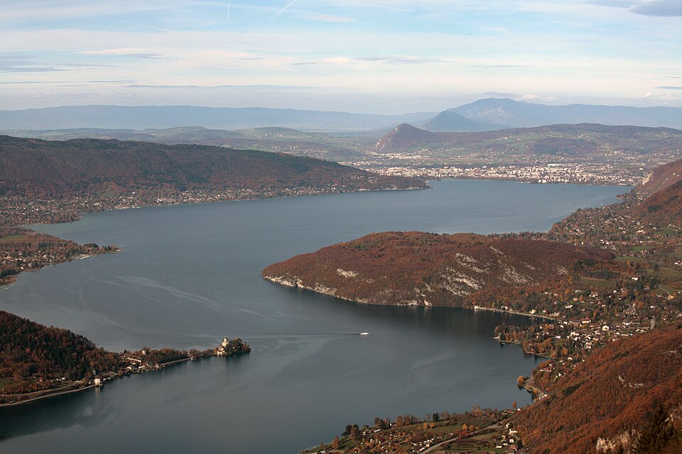 Le lac et les environs de Talloires en automne, illustration du secteur du Roc de Chère.