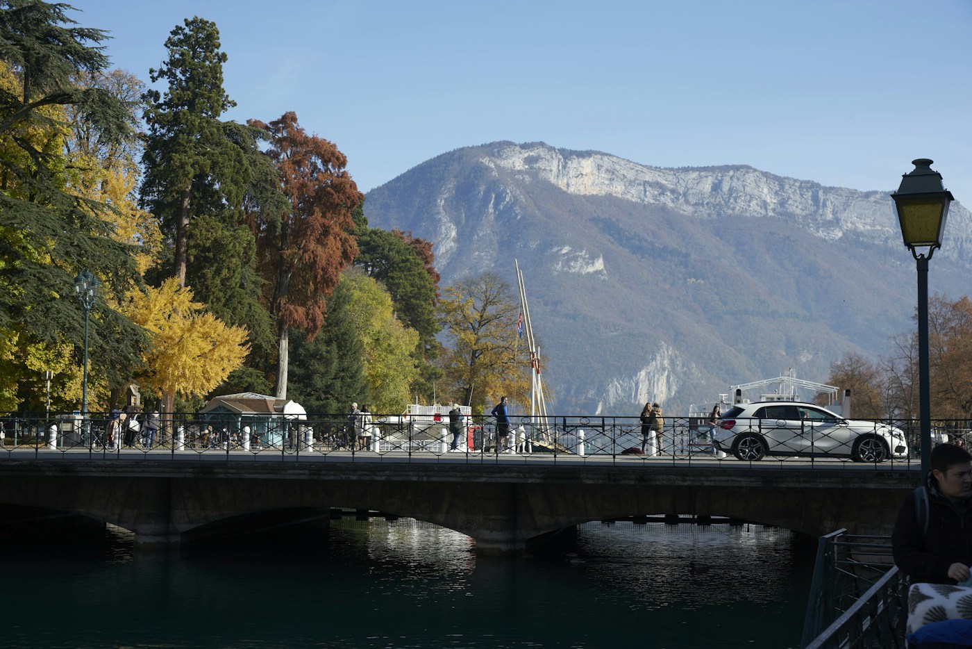 Annecy en automne, près du pont des Amours.
